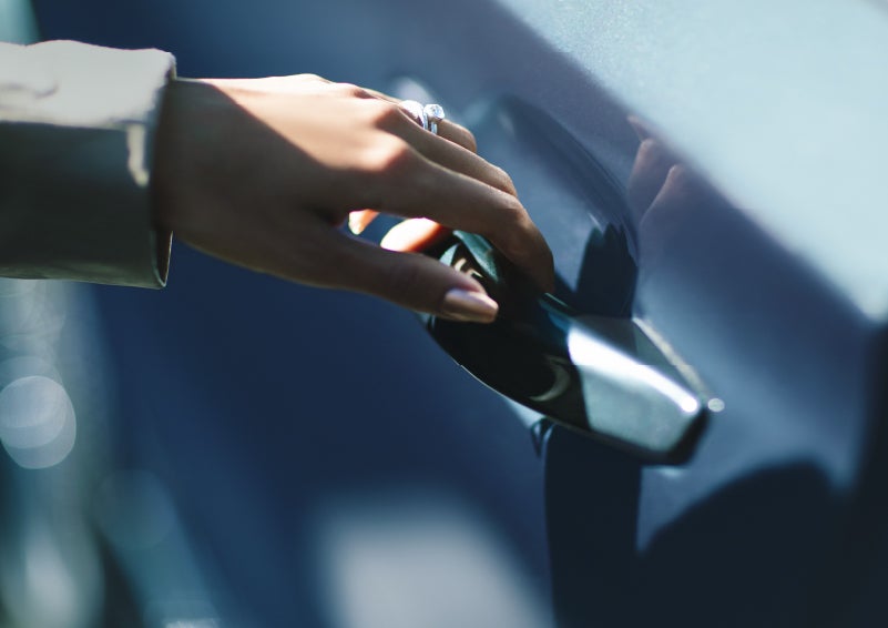 A hand gracefully grips the Light Touch Handle of a 2024 Lincoln Aviator® SUV to demonstrate its ease of use | Northgate Lincoln in Port Huron MI