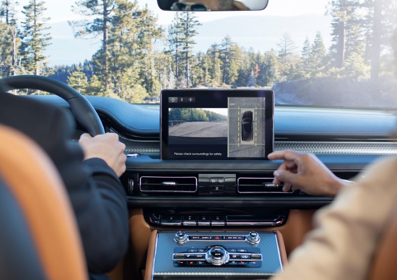 The available 360-Degree Camera shows a bird's-eye view of a Lincoln Aviator® SUV | Northgate Lincoln in Port Huron MI