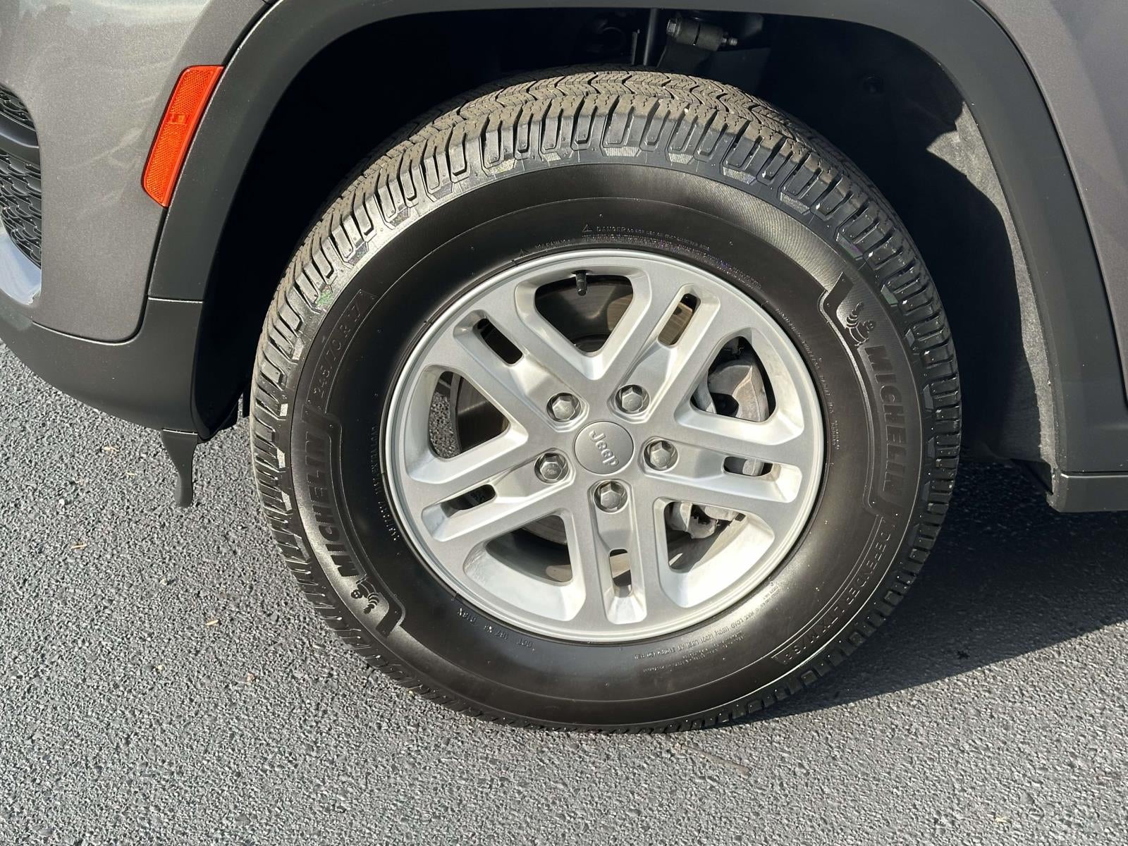 2022 Jeep Grand Cherokee Laredo 4x4