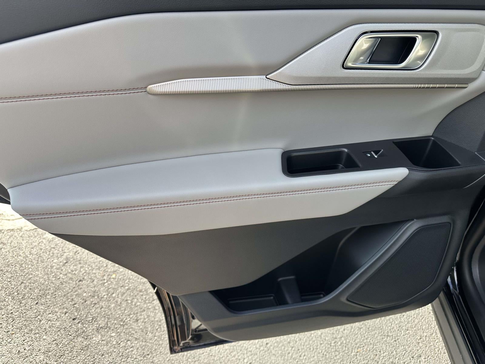 2026 Ford Explorer Active w/100A Pkg 4WD