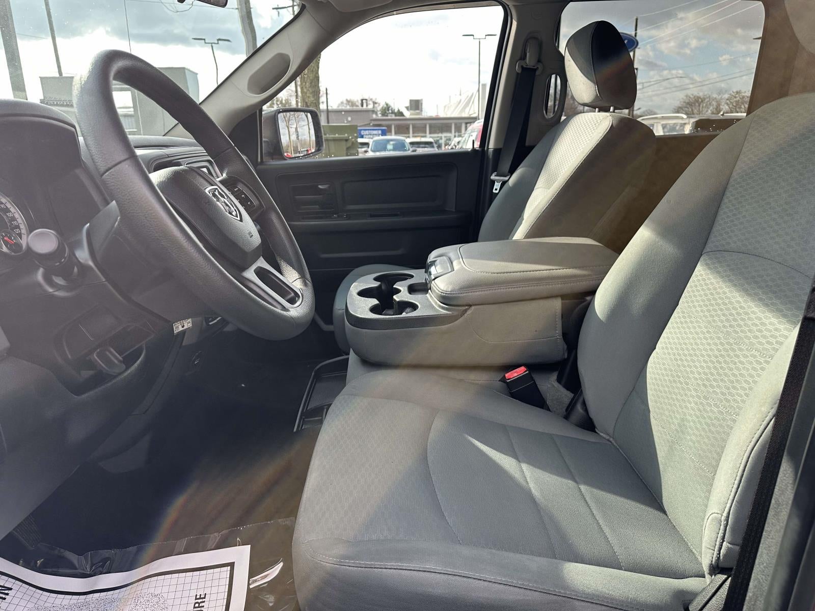 2018 RAM 1500 Express 4x4 Crew Cab 5'7 Box