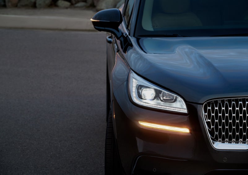 The turn signal on the front fascia is a bold sunset orange stroke of brilliance against a Flight Blue exterior | Northgate Lincoln in Port Huron MI