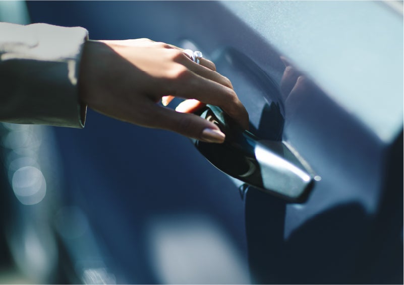 A hand gracefully grips the Light Touch Handle of a 2023 Lincoln Aviator® SUV to demonstrate its ease of use | Northgate Lincoln in Port Huron MI