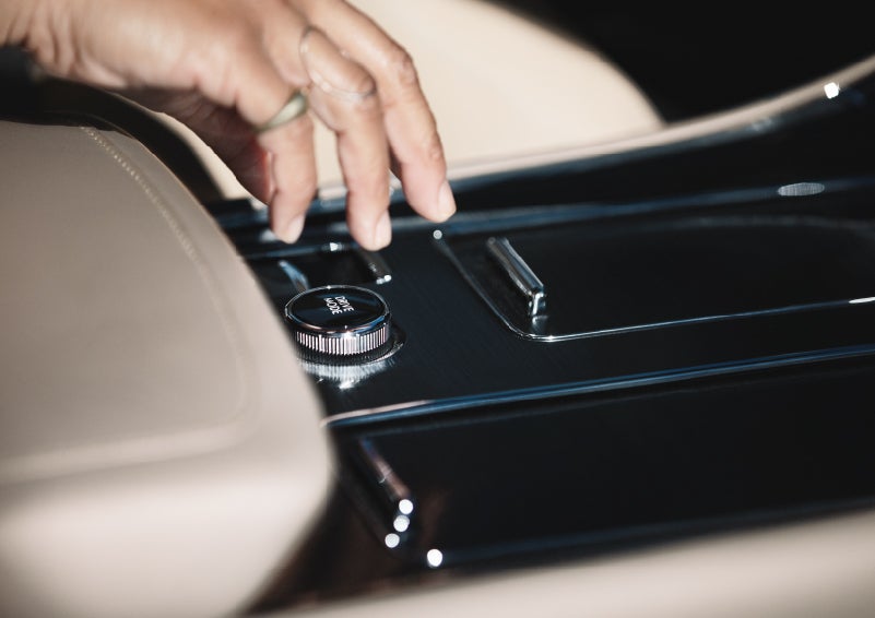 A hand reaching for the Lincoln Drive Modes knob of a 2024 Lincoln Aviator® SUV | Northgate Lincoln in Port Huron MI