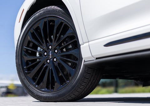 The stylish blacked-out 20-inch wheels from the available Jet Appearance Package are shown. | Northgate Lincoln in Port Huron MI