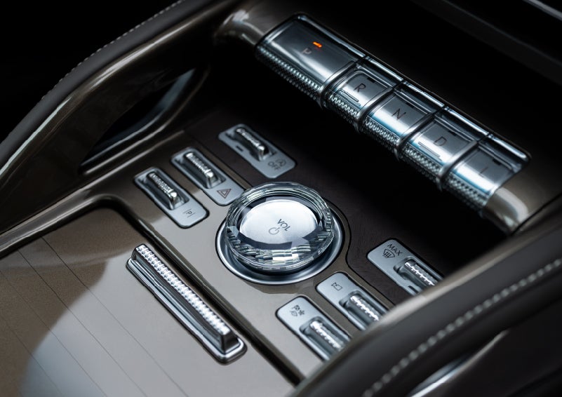 A crystal-inspired volume knob is shown in the center floor console of a 2025 Lincoln Nautilus® SUV. | Northgate Lincoln in Port Huron MI