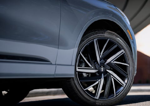The wheel of the 2027 Lincoln Aviator® Black Label™ SUV is shown slightly angled out. | Northgate Lincoln in Port Huron MI